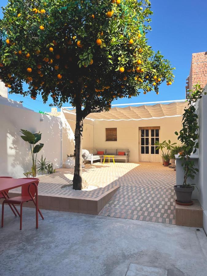 Design & Art, Patio With Orange Tree, Near Seville Carrion de Los Cespedes 外观 照片