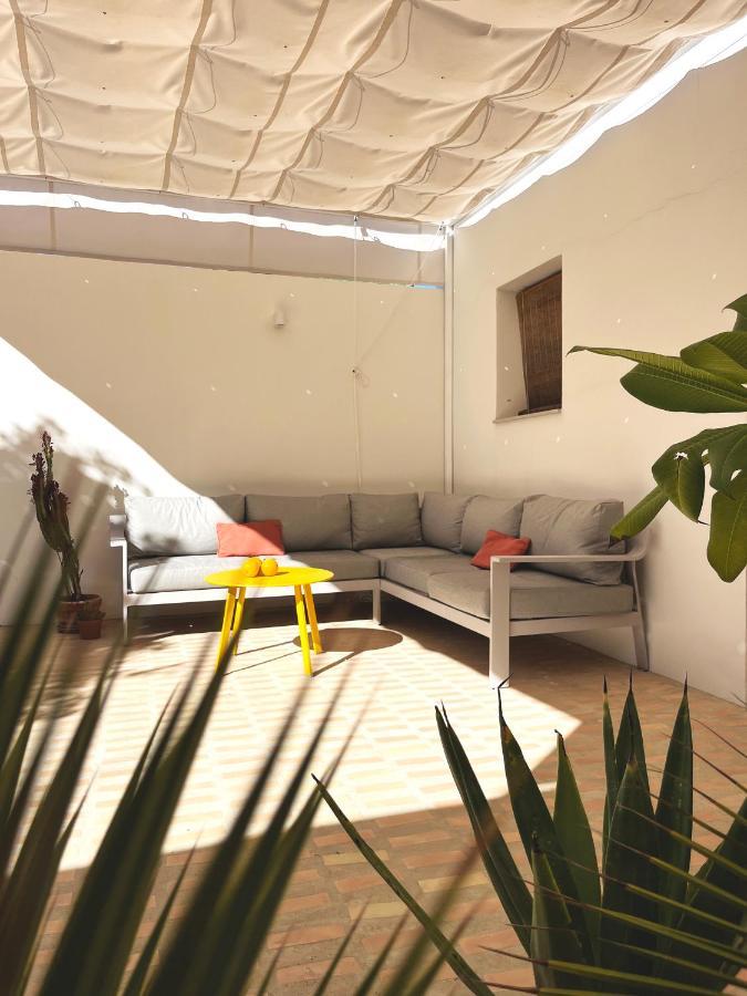 Design & Art, Patio With Orange Tree, Near Seville Carrion de Los Cespedes 外观 照片