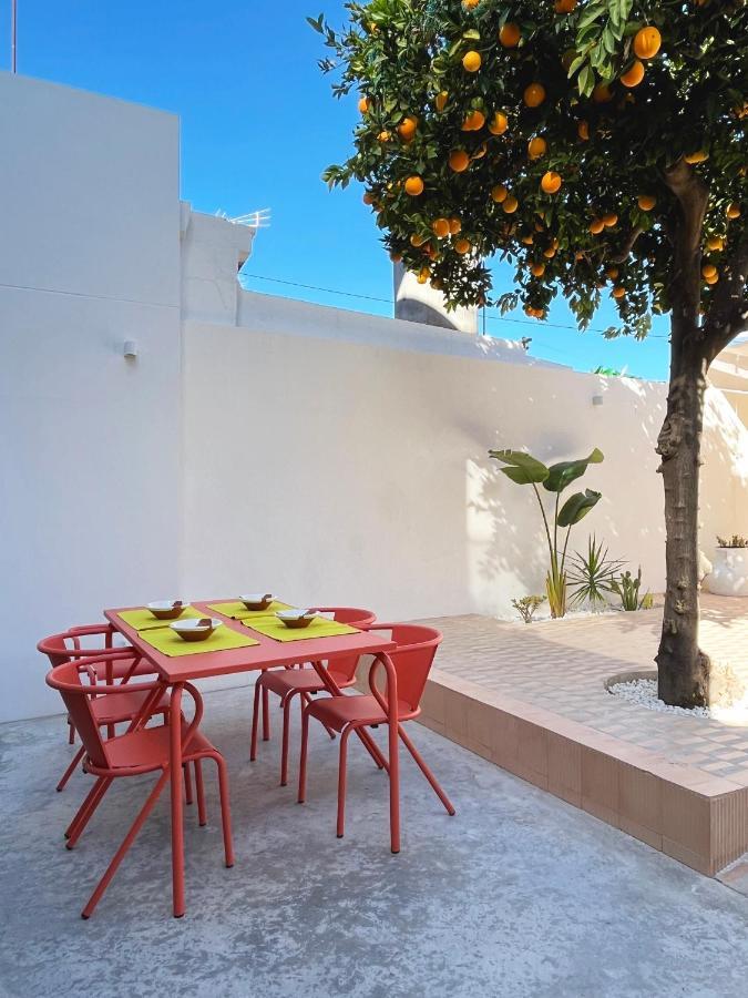Design & Art, Patio With Orange Tree, Near Seville Carrion de Los Cespedes 外观 照片